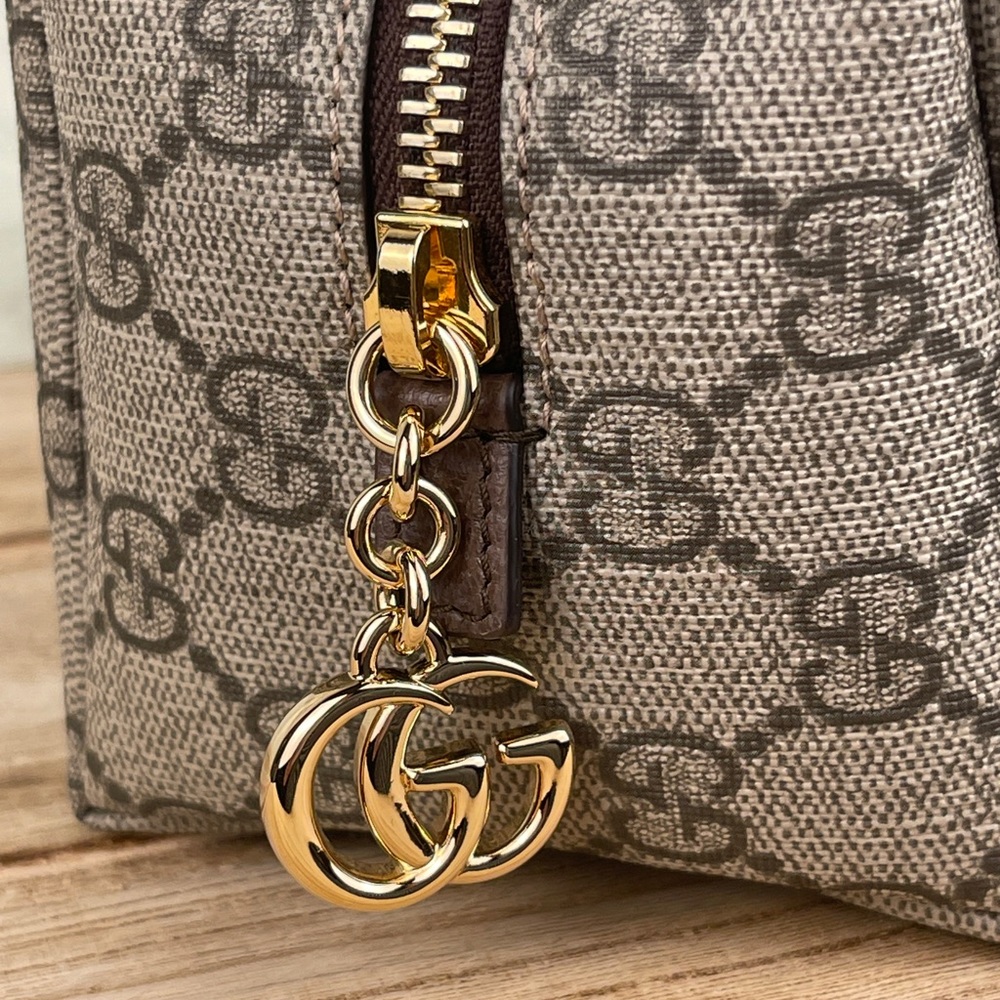 GUCCI GG SUPREME COSMETIC BAG - Picture 3 of 12